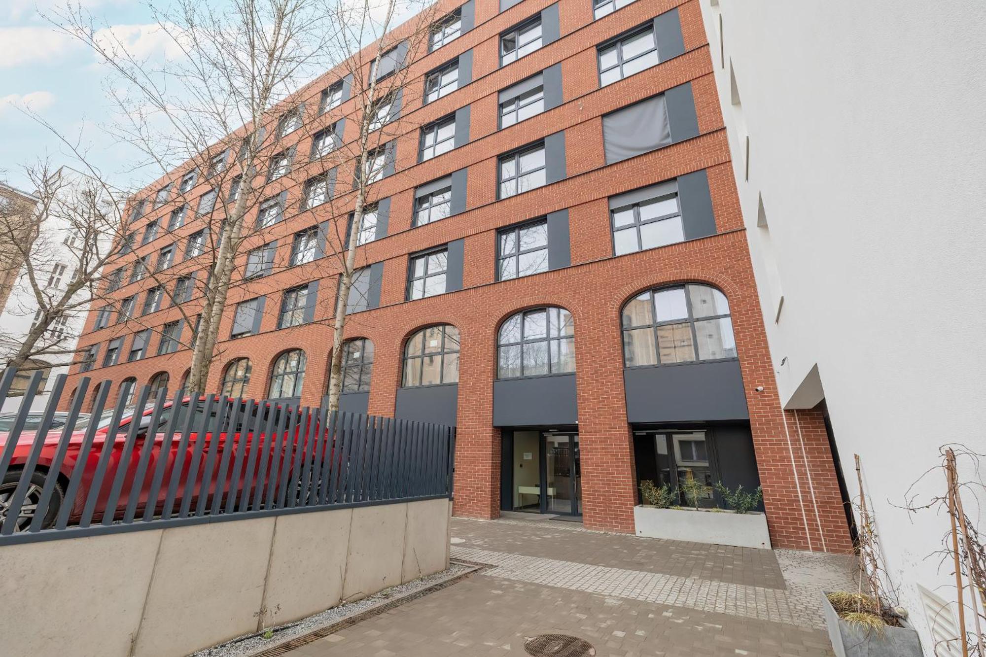Modern In The Centre Of By Renters *